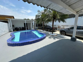 Casa temporada 02 dormitórios com ar condicionado e piscina Guarujá